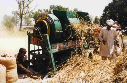 TRACTOR_DRAWN THRESHER